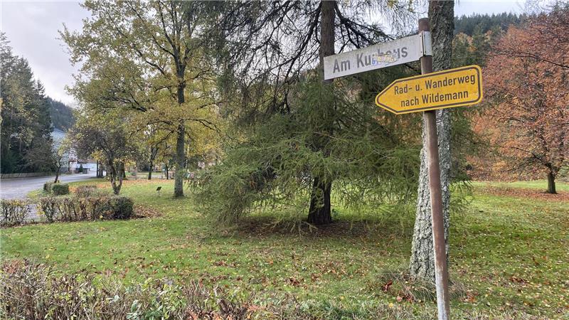 Ein Straßenschild steht vor dem Areal am Kurhaus, wo die Siedlung entstehen soll.