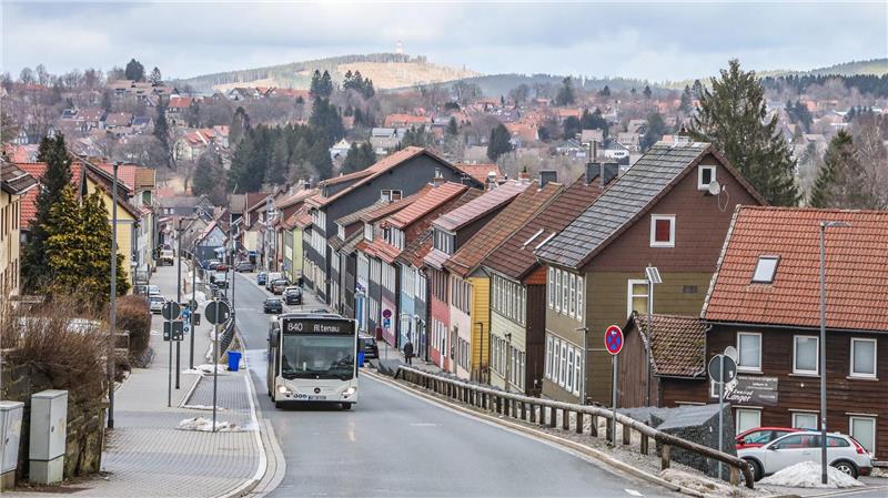 Ein Linienbus fährt entlang der Straße Zellbach in Clausthal.