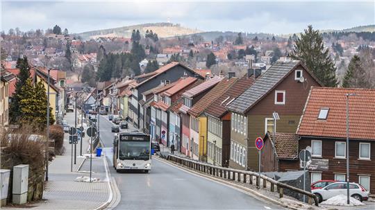 Ein Linienbus fährt entlang der Straße Zellbach in Clausthal.