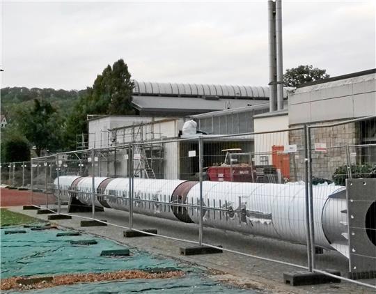Ein neuer Schornstein muss her: Dafür wurde ein 22 Meter langes Edel-Stahl-Teil zum Werner-von-Siemens-Gymnasium geliefert. Foto: Potthast