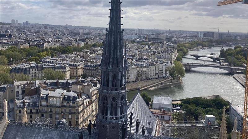 Wiedereröffnung der Notre-Dame-Türme: Monumentales Comeback Ein neuer Spitzturm mit goldenem Hahn findet sich nun als Ersatz für den, der beim Brand 2019 einstürzte.