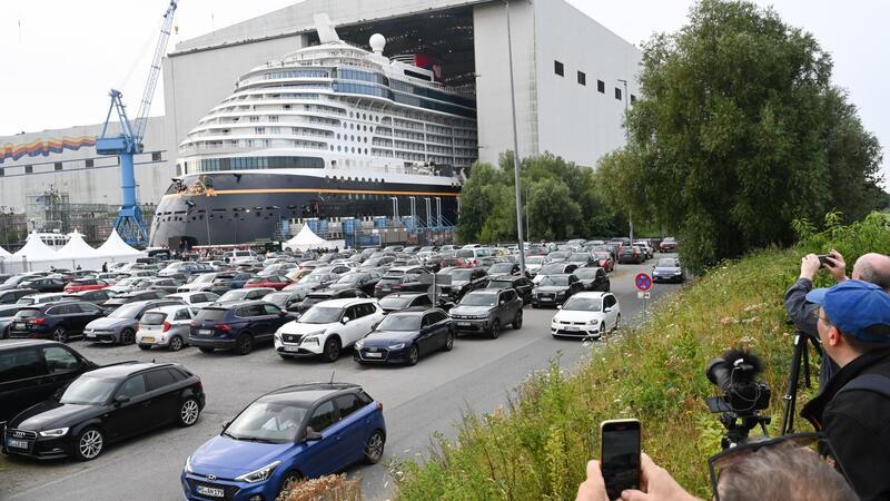 Ein neues Kreuzfahrtschiff der Meyer Werft verlässt das Baudock in Papenburg.
