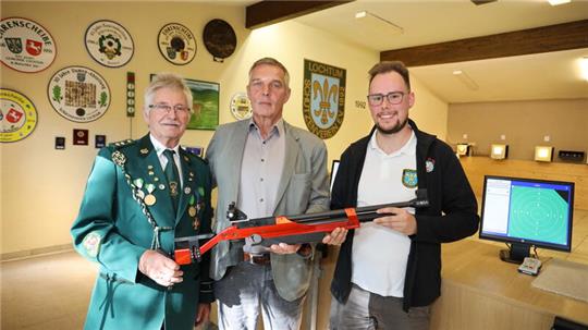 Ein neues Lichtpunkt-Gewehr für die Jugendarbeit: Schießsportleiter Rudolf Matschke (von links), Bürgerstiftungs-Vorstand Meinhardt Fulst und Jugendleiter Philip Klingenberg.