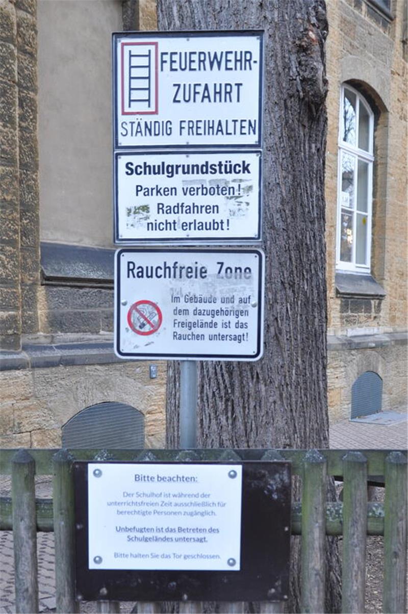 Ein Schild informiert: In unterrichtsfreier Zeit ist Unbefugten das Betreten des Schulgeländes untersagt.