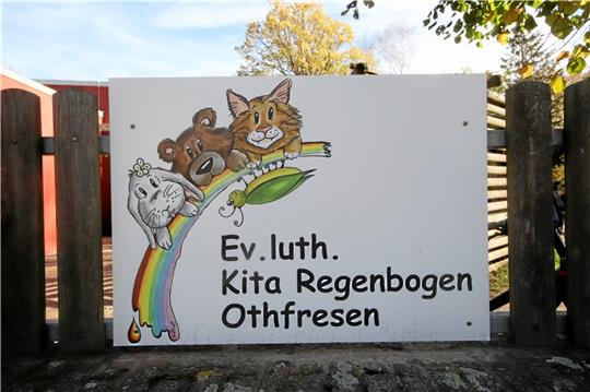 Ein neues Schild ist schon da: Auch für das Jahr 2023 plant die Gemeinde Investitionen – unter anderem im Kindertagesstättenwesen. So soll im neuen Haushalt fast eine Million Euro für den Neubau des Kindergartens Othfresen bereitstehen. Foto: Gereke