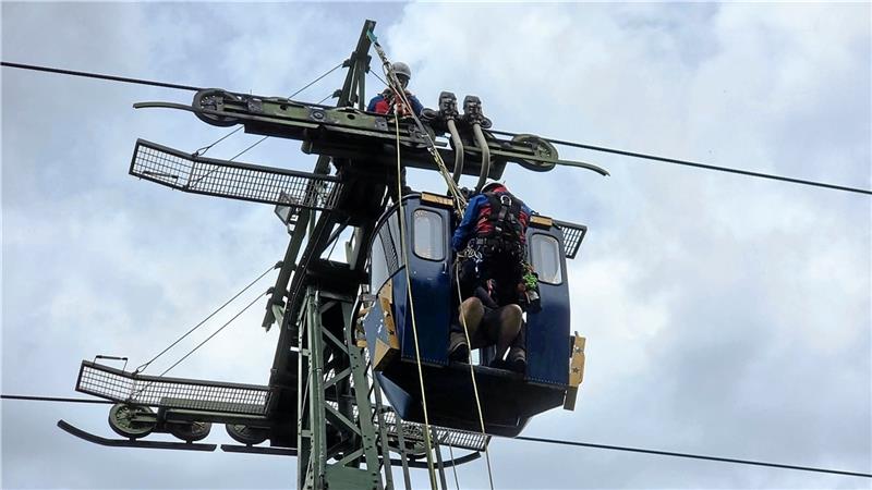 Ein nicht alltäglicher Einsatz führt die Feuerwehr zur Bockberg-Seilbahn, wo sie die Fachgruppe „Spezielles Retten aus Höhen und Tiefen“ bei der Rettung eines Ehepaares aus einer Gondel unterstützt. Archivfoto: Privat