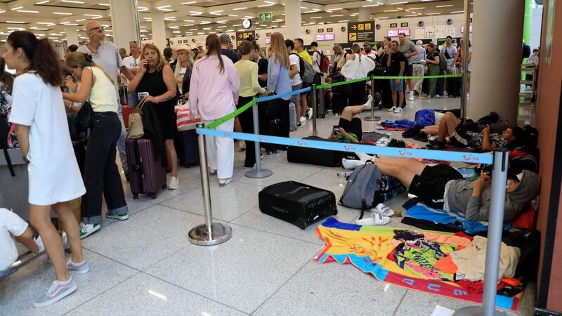 Himmel sei Dank: Mallorca entgeht knapp heftigem Unwetter Ein noch schlimmeres Unwetter, das für die Nacht und den Donnerstag vorhergesagt wurde, machte zum Glück einen Bogen um Mallorca. Es gab nur noch Verspätungen und einige wenige Flugstornierungen.