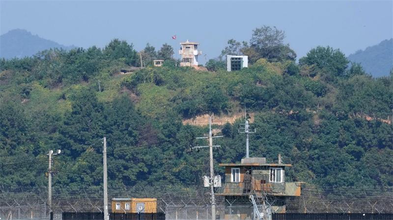 Ein nordkoreanischer Militärposten (oben) und ein südkoreanischer Posten (unten) sind nahe der Grenze zu Nordkorea zu sehen.