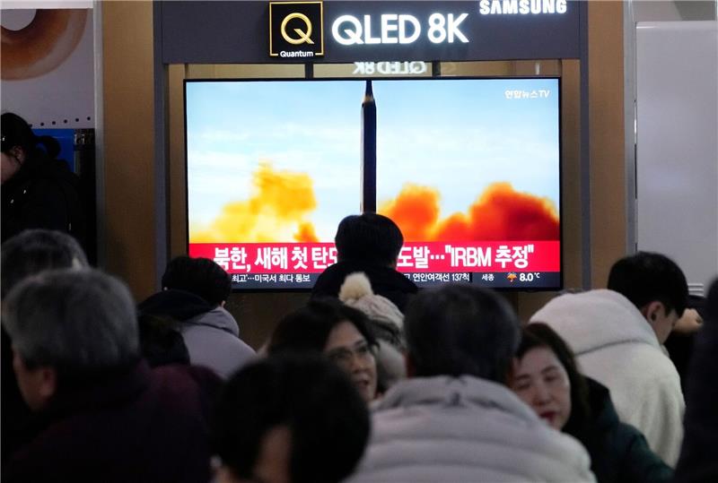 Südkorea: Nordkorea testet mutmaßliche Mittelstreckenrakete Ein nordkoreanischer Raketenstart ist während einer Nachrichtensendung im Bahnhof von Seoul zu sehen (Archivbild).