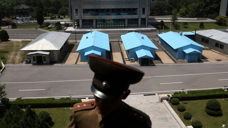 Nordkorea baut möglicherweise Mauern innerhalb Pufferzone Ein nordkoreanischer Soldat vor einem Gebäudekomplex auf der südkoreanischen Seite der Grenze in der demilitarisierten Zone (DMZ).