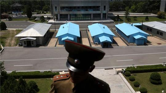 Ein nordkoreanischer Soldat vor einem Gebäudekomplex auf der südkoreanischen Seite der Grenze in der demilitarisierten Zone (DMZ).
