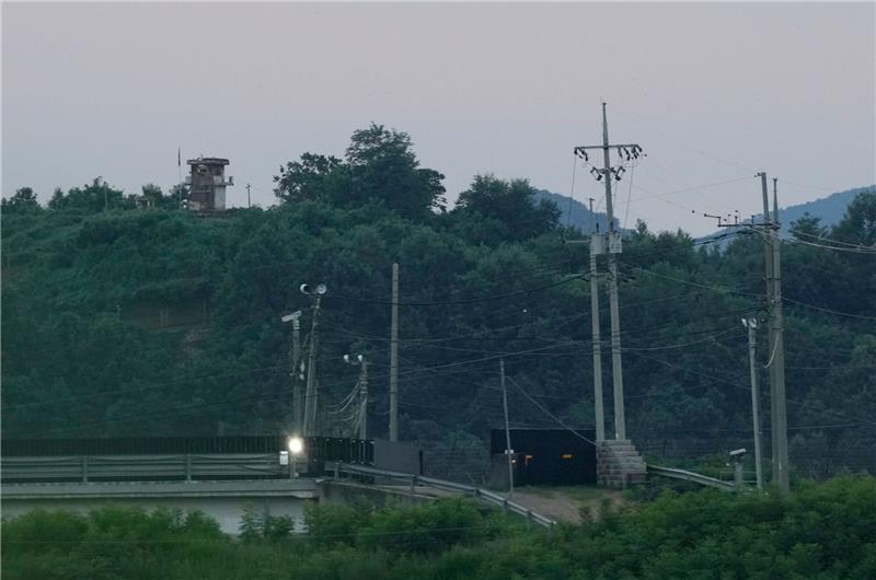 Nordkorea äußert sich nach Grenzübertritt zu US-Soldat Ein nordkoreanischer Wachposten bei Paju. Ein US-Amerikaner überquerte im Juli ohne Erlaubnis die innerkoreanische Grenze und wurde daraufhin festgenommen.