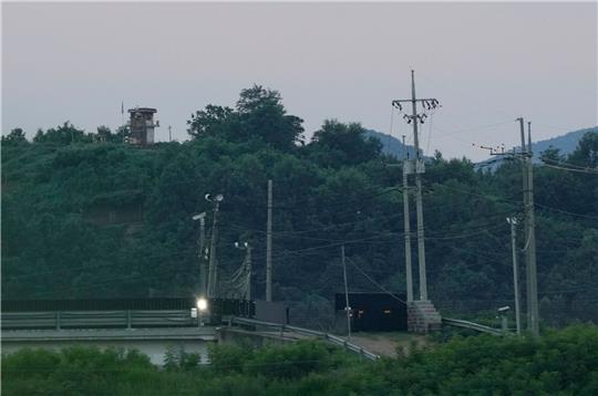 Ein nordkoreanischer Wachposten bei Paju. Ein US-Amerikaner überquerte im Juli ohne Erlaubnis die innerkoreanische Grenze und wurde daraufhin festgenommen.