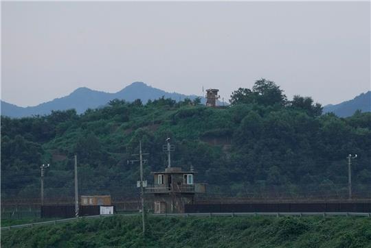 Ein nordkoreanischer Wachposten (hinten) und ein südkoreanischer Wachposten (vorne) in der Nähe der Grenze zu Nordkorea.