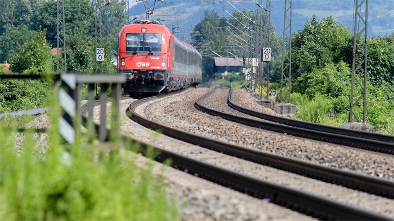 Ein österreichischer Zug auf der alten Bahnstrecke Rosenheim - Kufstein im bayerischen Inntal. Die DB plant den Neubau mit einem gigantischen Puffer für Inflation und sonstige Risiken. (Archiv)