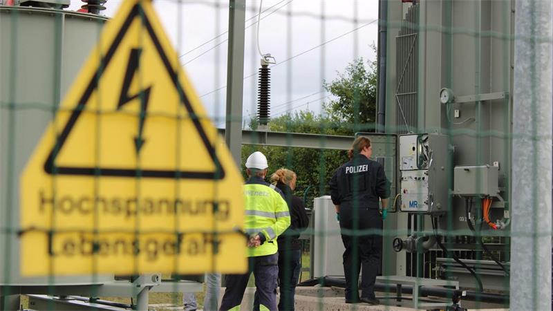 Offener Wartungskasten - Polizei rückt zu Umspannwerk aus Ein offener Schaltschrank auf dem Gelände eines Umspannwerks in Ganderkesee hat einen Polizeieinsatz verursacht.