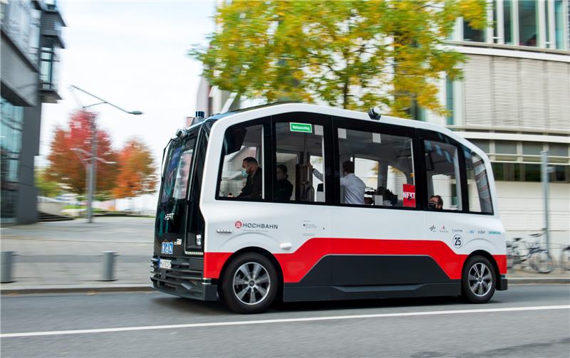 Ein ohne Fahrer fahrender Kleinbus der Hamburger Hochbahn fährt durch die HafenCity. Foto: Daniel Bockwoldt/dpa