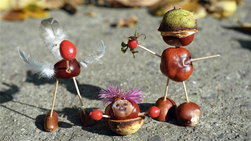 Was ist eigentlich so toll am Herbst? Ein paar Kastanien, Streichhölzer und Federn: Schon sind die Kastanien-Männchen fertig. (Archivbild)