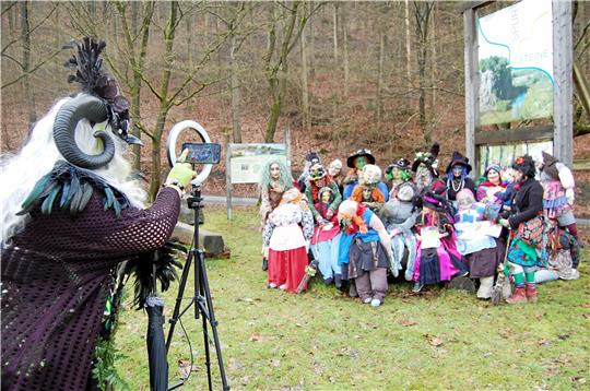 Ein paar Ostergrüße für die Fans in Amerika werden noch schnell aufgenommen, dann geht die Wanderung zum Verstecken der hölzernen Hexen los. Foto: Heinichen