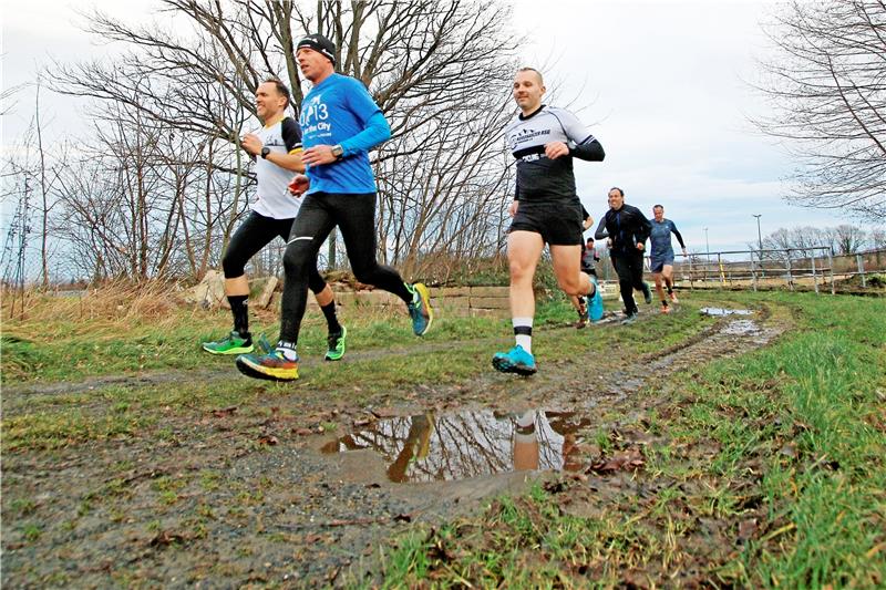 Silvesterlauf: Neuer Rundkurs wird ein Volltreffer Ein paar Stellen auf dem neuen Rundkurs sind noch von den massiven Regenfällen gekennzeichnet – und geben GZ-Fotograf Uwe Epping ein Motiv mit einer besonderen Spiegelung.