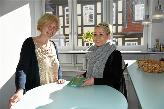 Ein paar Stunden in der Woche ehrenamtlich für Menschen da sein und damit seiner Berufung folgen – das erfüllt die ehrenamtliche Seelsorgerin Bettina Bode (rechts) mit Freude. Krankenhauspfarrerin Christiane Picht-Büscher (links) wünscht sich, dass mehr Menschen diesen Weg einschlagen und sich von der Landeskirche ausbilden lassen. Foto: Kempfer