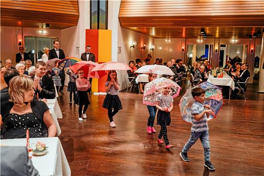 Ein paar Tage vor dem ersten coronabedingten Lockdown im Jahr 2020: Mit vielen Menschen dicht an dicht im Kursaal zu sein, ist beim 44. Winterball noch möglich. Danach sind Veranstaltungen dieser Art eingestellt. Auch die 45. Auflage des Winterballs, für den 12. März geplant, ist hinfällig. Archivfoto: Tobias Brabanski