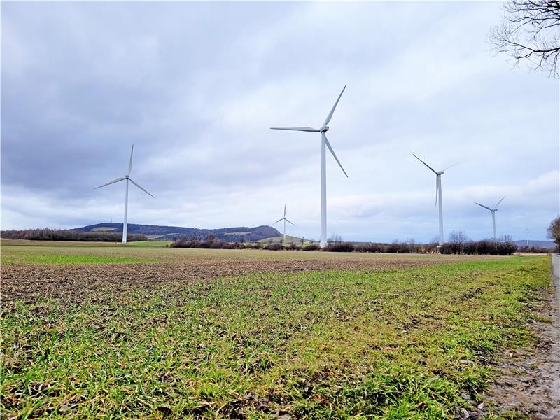Ein paar Windräder stehen bereits auf dem kalten Feld südlich der B 6. Nördlich wollen mehr als 15 Landeigentümer einen Energiepark errichten lassen, der neben Windrädern auch aus PV-Modulen und Wasserstoff-Produktion besteht. Foto: Exner