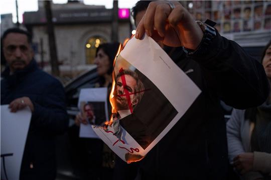 Ein palästinensischer Demonstrant verbrennt ein Bild von US-Außenminister Blinken. Blinken ist zurzeit in Nahost, um Gespräche über eine Waffenruhe und die Freilassung weiterer Geiseln zu führen.