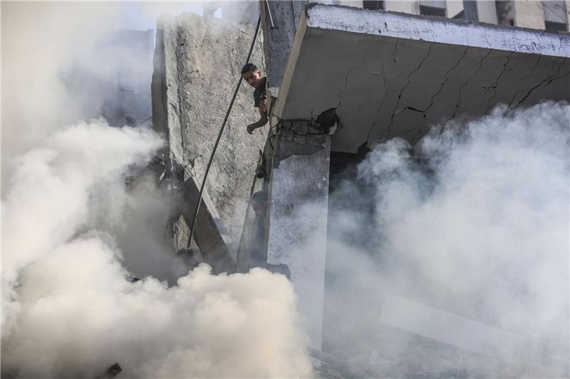UN-Berichterstatterin zu Gaza-Krieg: „Starren in Abgrund” Ein palästinensischer Junge blickt in Chan Junis im Gazastreifen nach einem israelischen Luftangriff auf ein zerstörtes Gebäude.
