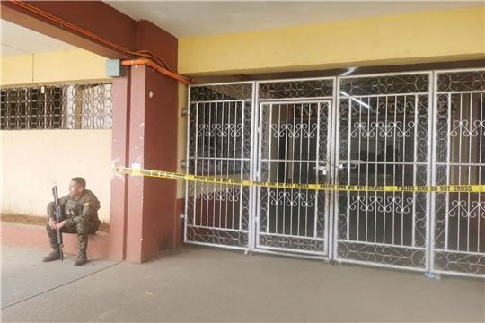 Ein philippinischer Polizist bewacht den Eingang des Ortes, an dem eine Bombe explodiert ist.