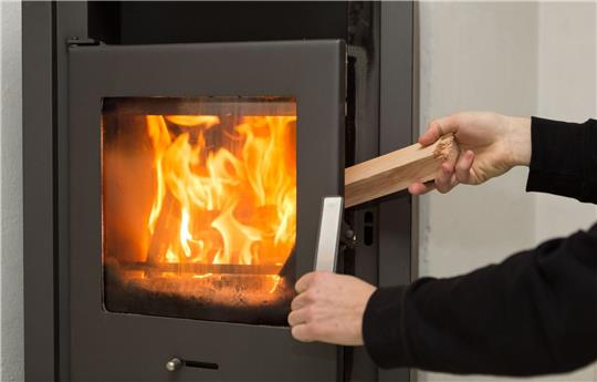 Ein prasselndes Feuer im Kaminofen sorgt nicht nur für wohlige Stimmung, sondern auch für Wärme.