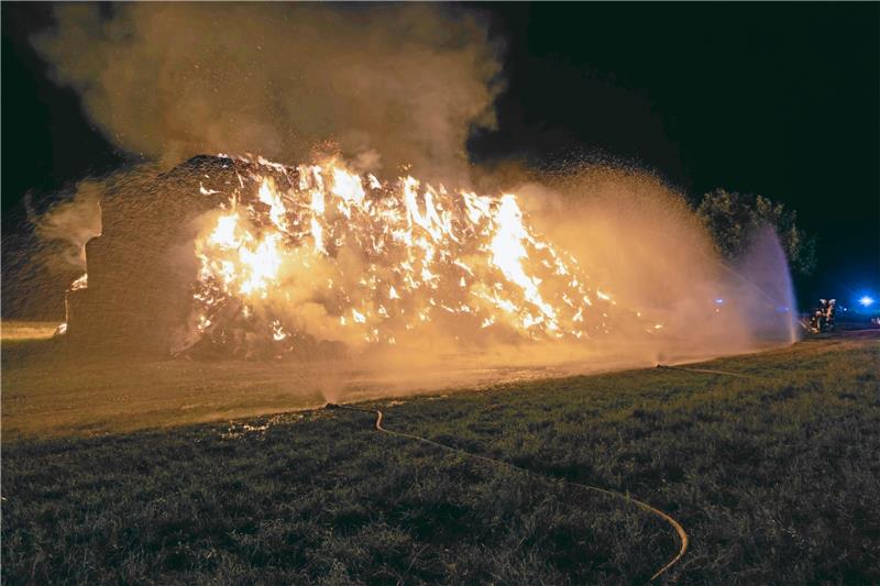 1600 Strohballen brennen bei Wasserleben Ein riesiger Haufen Strohballen steht in am Schauener Holz Flammen. Gemeinsam mit anderen Wehren kämpft die Abbenröder gegen den Brand. Fotos: Feuerwehr Abbenrode