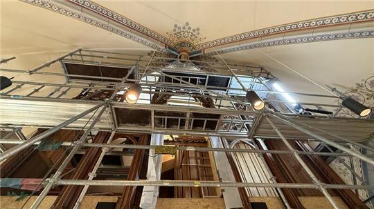 Ein riesiges Gerüst, zehn Meter hoch, umhüllt die Sauer-Orgel.