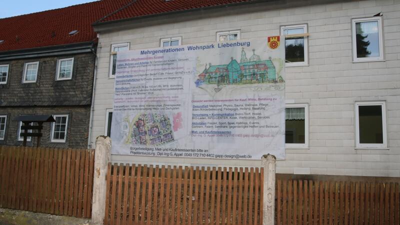 Ein riesiges Werbebanner sorgt seit einigen Tagen für Gesprächsstoff im Ort.