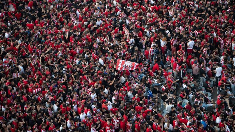 Olympiakos Piräus gewinnt Titel in der Conference League Ein rot-weißes Meer: Tausende Fans machten Party in Piräus.