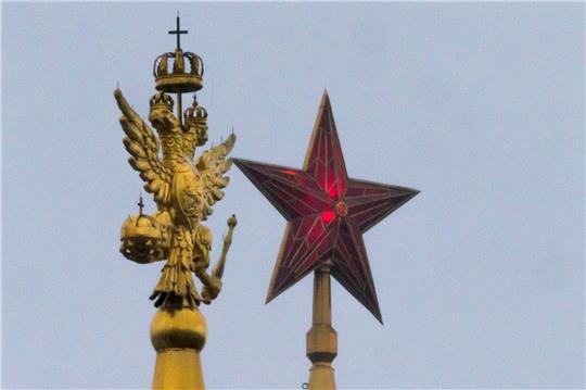 Ein roter Stern am Roten Platz in Moskau an der Spitze eines der Türme des Moskauer Kremls