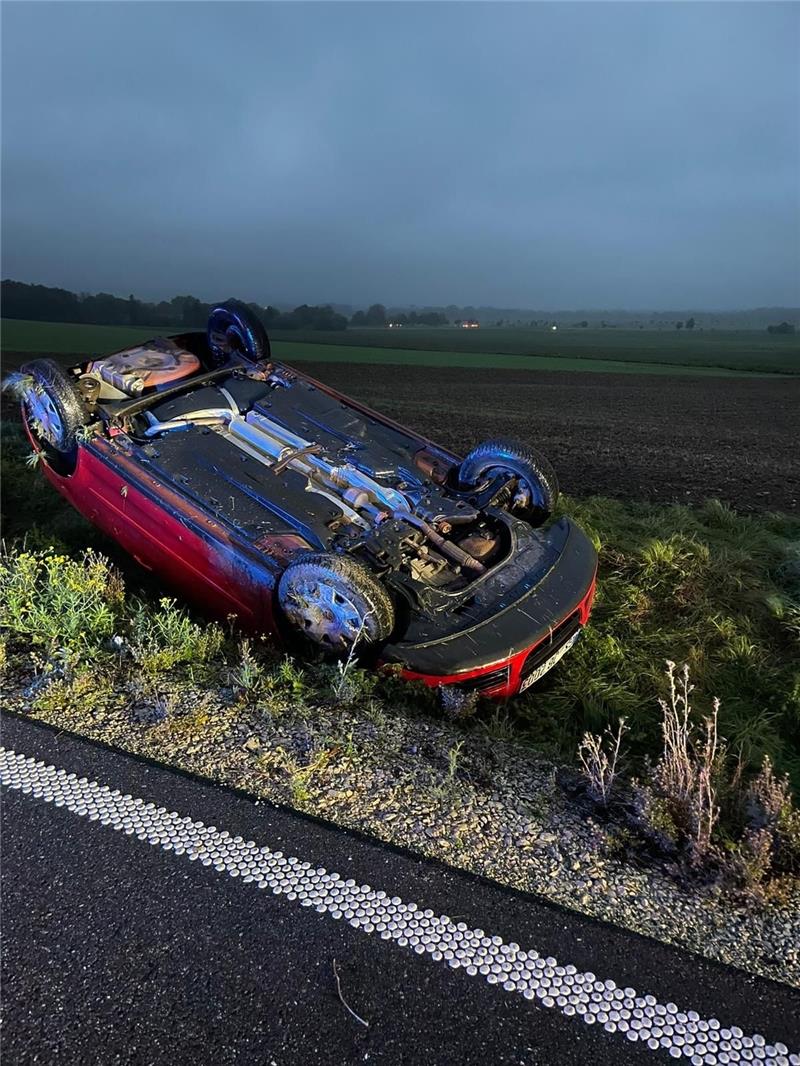 Ein roter VW Polo kommt kurz hinter der Abfahrt nach Alt Wallmoden von der Fahrbahn ab und überschlägt sich. Foto: Feuerwehr Lutter