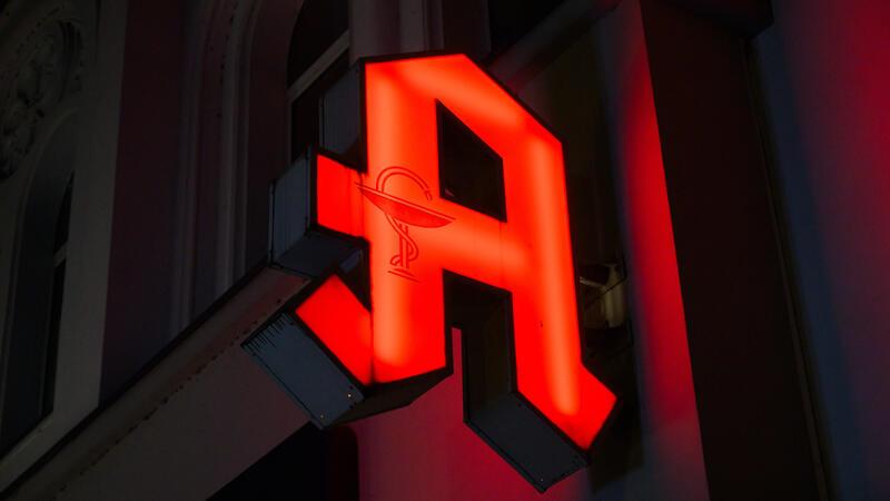 Apotheken nebenan – und wie wichtig sie in der Region sind Ein rotes A an einer Apotheke leuchtet vielfach wie ein Alarmzeichen: Die Zahl der Apotheken in Deutschland ist in den vergangenen Jahren deutlich geschrumpft – vor allem auf dem Lande.