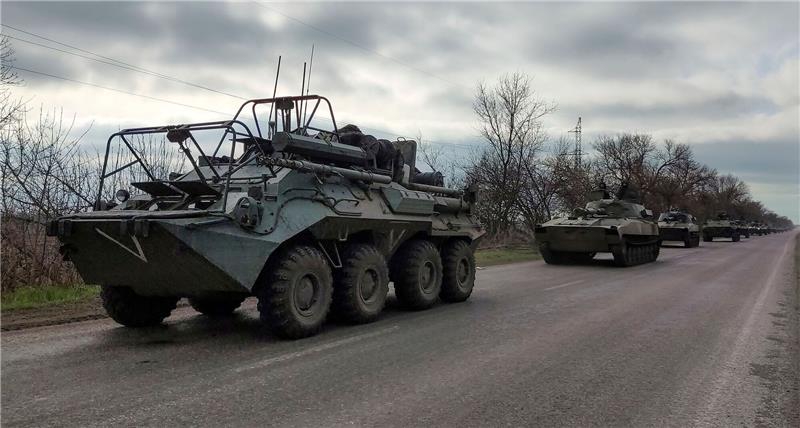 Ein russischer Militärkonvoi bewegt sich auf einer Autobahn in einem von russisch unterstützten Separatisten kontrollierten Gebiet in der Nähe von Mariupol.