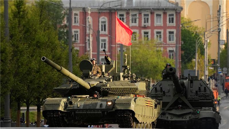 Ein russischer Panzer und eine Panzerhaubitze rollen auf einer Straße in Richtung Roter Platz, um an einer Probe für die Militärparade zum Tag des Sieges  teilzunehmen.