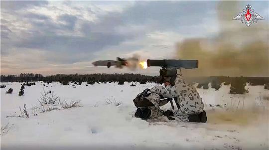 Ein russischer Soldat beim Abschuss einer Rakete: Moskaus Truppen sind vor bald einem Jahr, am 24. Februar 2022, in die Ukraine einmarschiert.