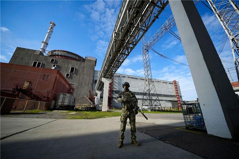 Nach russischem Angriff: Schäden an Stromsystem der Ukraine Ein russischer Soldat bewacht im Mai 2022 einen Bereich des Kernkraftwerks Saporischschja: Derzeit kommt der Strom hier über eine Ersatzleitung.