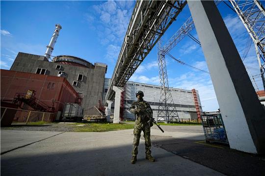 Ein russischer Soldat bewacht im Mai 2022 einen Bereich des Kernkraftwerks Saporischschja: Derzeit kommt der Strom hier über eine Ersatzleitung.