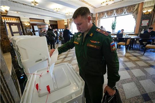 Ein russischer Soldat gibt während der Präsidentschaftswahl in einem Wahllokal Moskau seine Stimme ab.