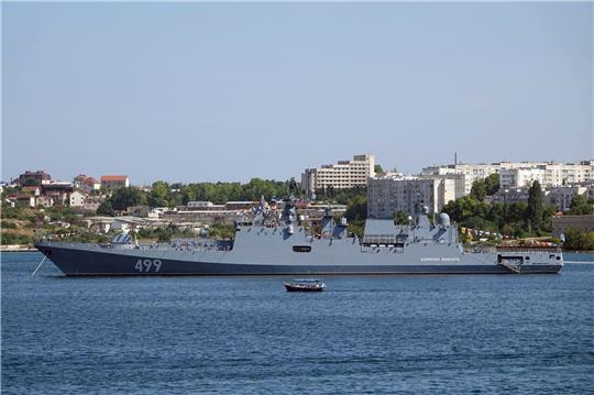 Ein russisches Kriegsschiff liegt vor der Hafenstadt Sewastopol. Hier soll es zu einem ukrainischen Angriff gekommen sein.