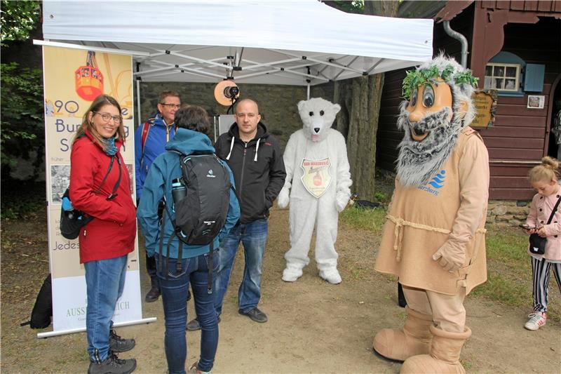 Ein schlanker Eisbär und ein stolzer Krodo lassen sich zum Geburtstag der Burgberg-Seilbahn per Selfie-Box mit den Besuchern fotografieren. Fotos: Eggers