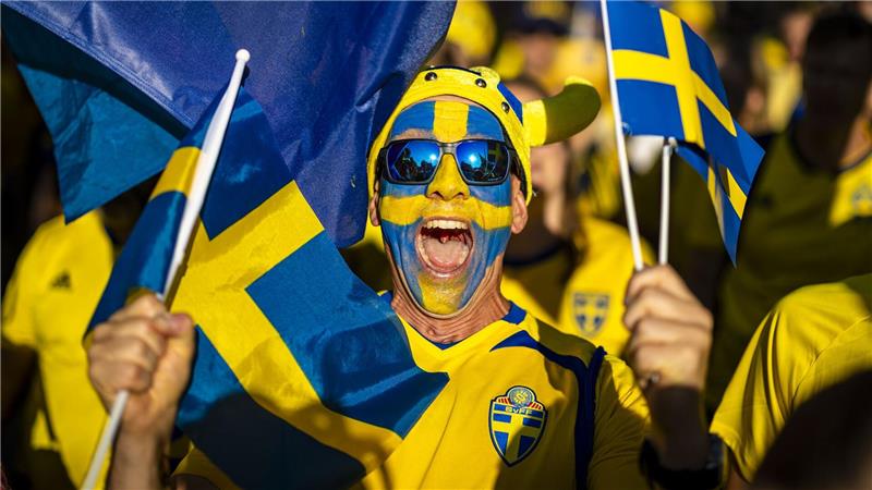 Ein schwedischer Fan geht zum Stadion vor dem Viertelfinale Schweden gegen England bei der EM in der Schweiz.