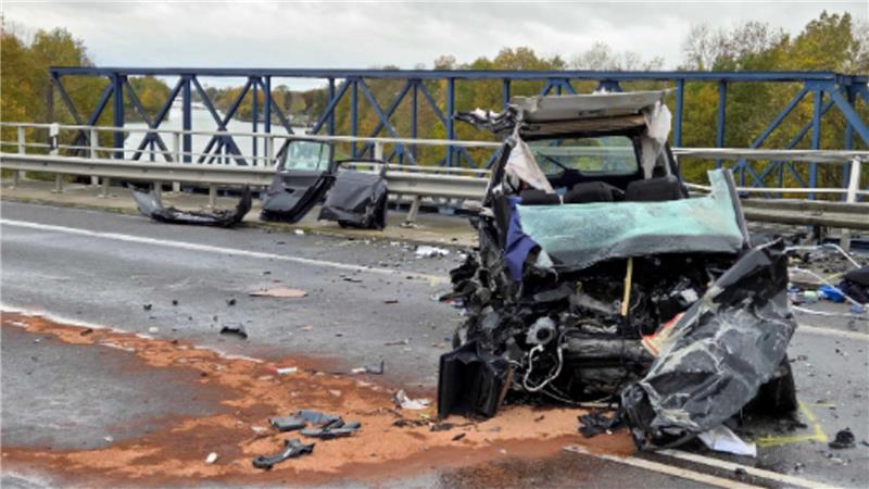 Braunschweig: Auto stürzt in Mittellandkanal – viele Fragen offen Ein schwer beschädigtes Auto steht an der Unfallstelle auf der Bundesstraße 4 an einer Brücke über den Mittellandkanal. Bei einem schweren Unfall bei Braunschweig ist ein weiteres Auto von einer Brücke in den Mittellandkanal gestürzt.
