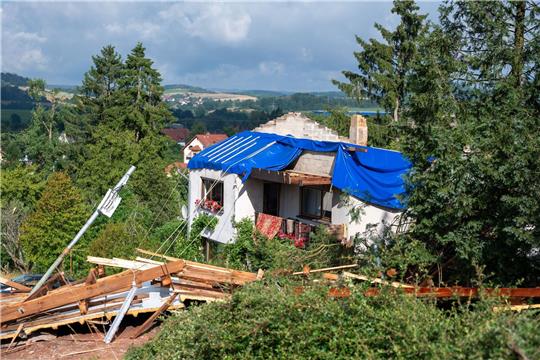 Ein schwer beschädigtes Haus, dessen Dach von einem Sturm abgedeckt wurde,  in Asweiler im Saarland.