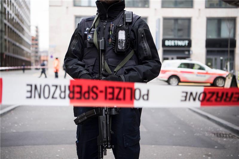 Orthodoxer Jude in Zürich niedergestochen Ein schwer bewaffneter Polizist hinter einem Absperrband in der Züricher Innenstadt (Symbolbild).